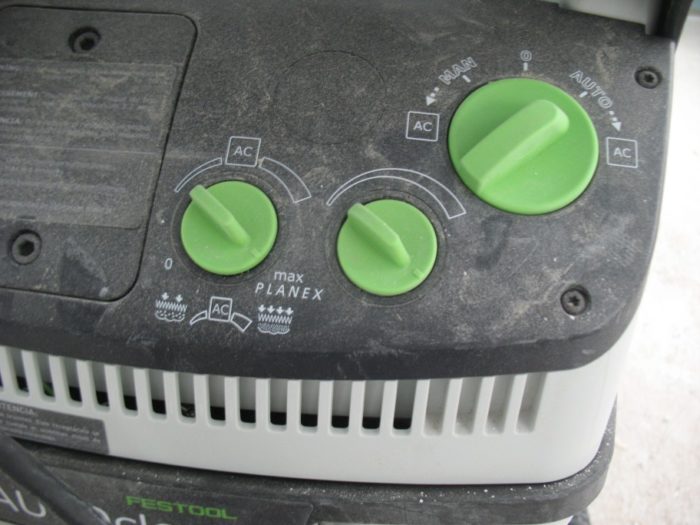 The CT 36 Dust Extactor has controls for suction and an automatic or manual power control.
